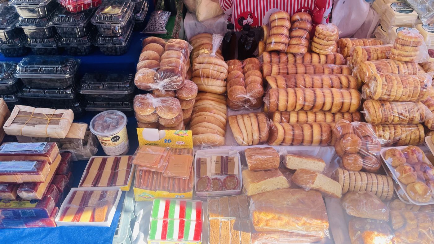 Mesa del puesto con arepas, almojábanas, bocadillos, lonjas y quesos de Las Delicias Boyacenses